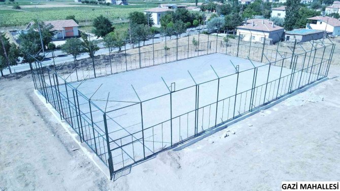 Develi’de kırsal mahallelerdeki halı saha yapım çalışmaları devam ediyor