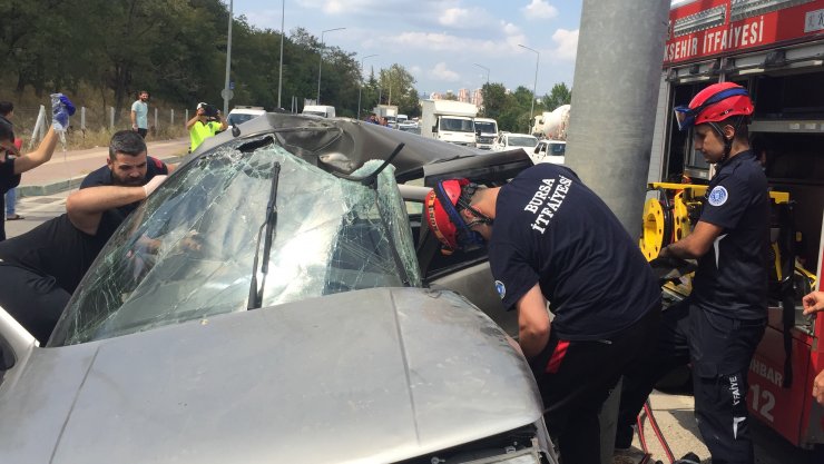 Direğe çarpan otomobilde sıkıştı
