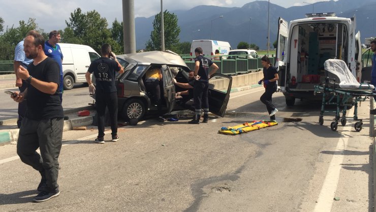 Direğe çarpan otomobilde sıkıştı