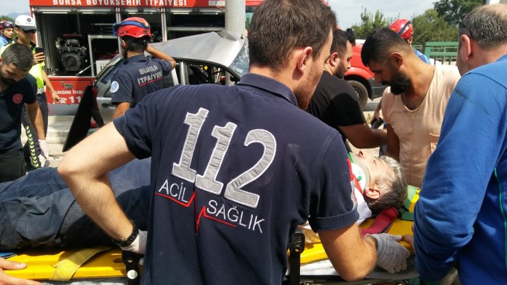 Direğe çarpan otomobilde sıkıştı