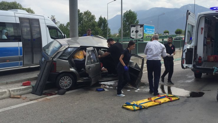 Direğe çarpan otomobilde sıkıştı