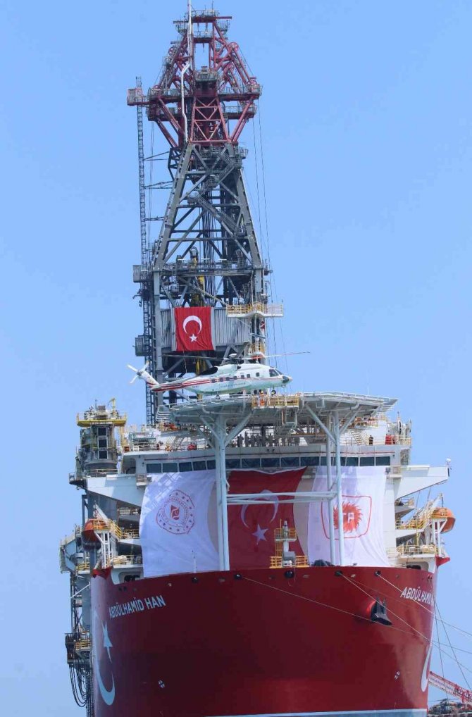 Erdoğan, Abdülhamid Han Sondaj Gemisi'nde incelemelerde bulundu