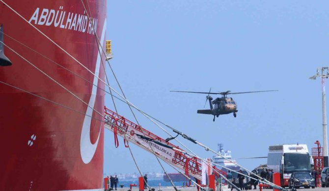Erdoğan, Abdülhamid Han Sondaj Gemisi'nde incelemelerde bulundu