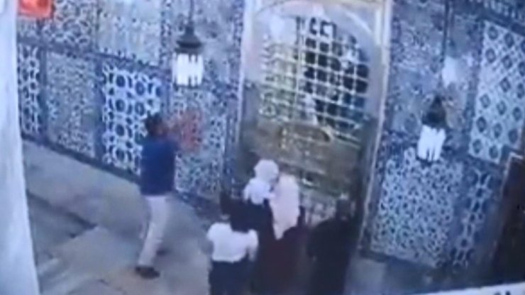 Eyüp Sultan Türbesi'ndeki saldırı kamerada