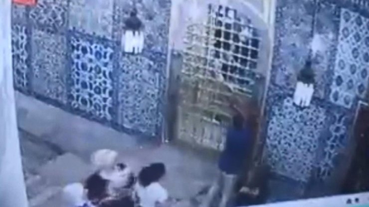 Eyüp Sultan Türbesi'ndeki saldırı kamerada