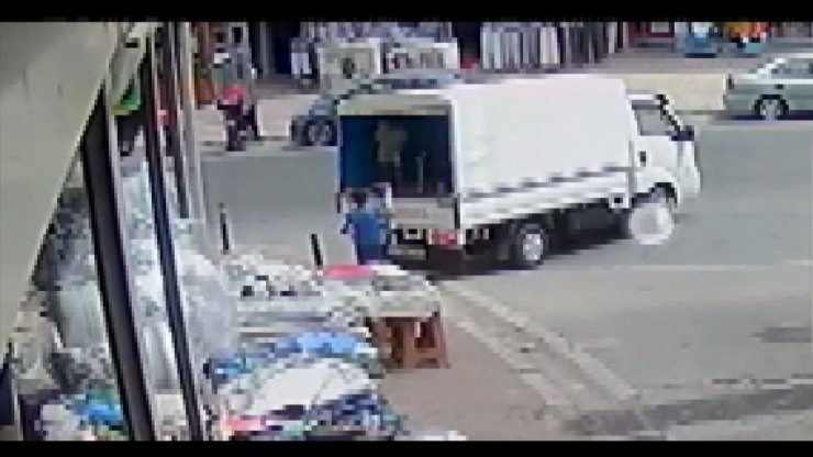 Hırsızlık yaparken yakalanınca kavga çıkardılar