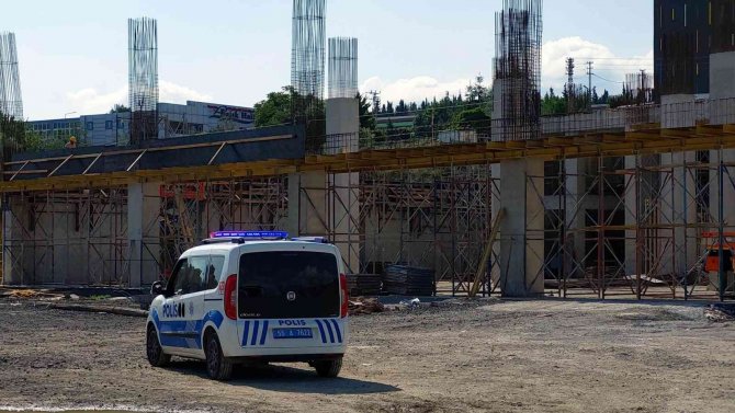 İnşaattan düşen kalıp ustası ölümden döndü