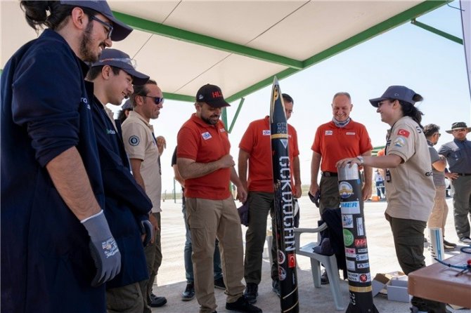 Öğrencilerin tasarladığı roket, başarıyla fırlatıldı