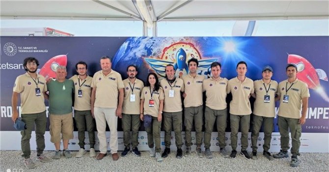 Öğrencilerin tasarladığı roket, başarıyla fırlatıldı