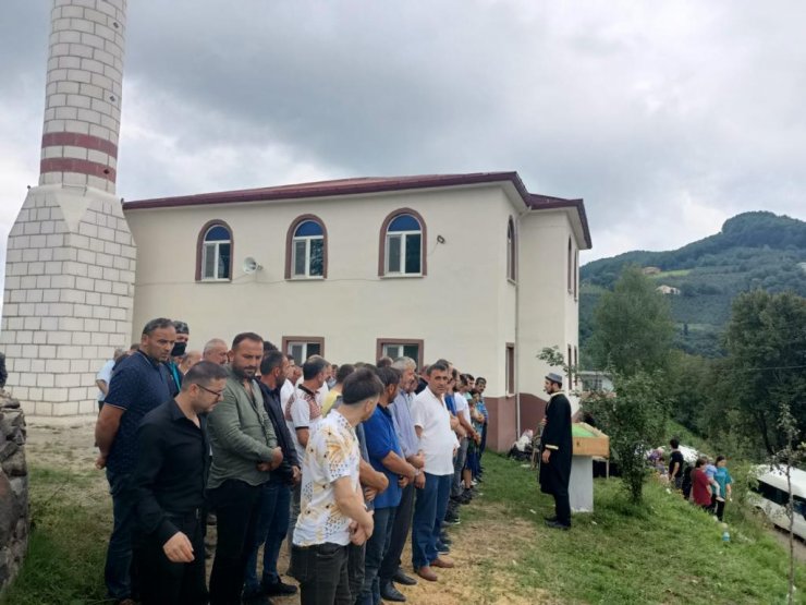Ordu'daki kazada ölen 2 fındık işçisi toprağa verildi, minibüs sürücüsü tutuklandı