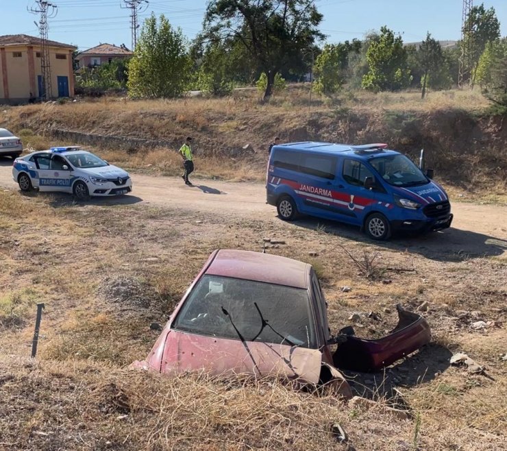 Otomobil, maket polis aracına çarpıp köprüden uçtu