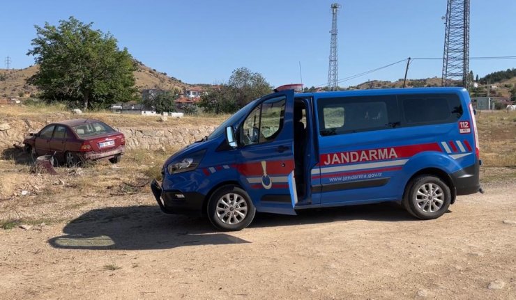 Otomobil, maket polis aracına çarpıp köprüden uçtu