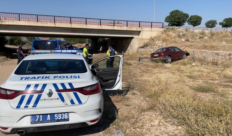 Otomobil, maket polis aracına çarpıp köprüden uçtu