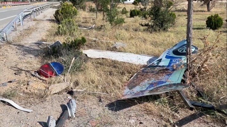 Otomobil, maket polis aracına çarpıp köprüden uçtu