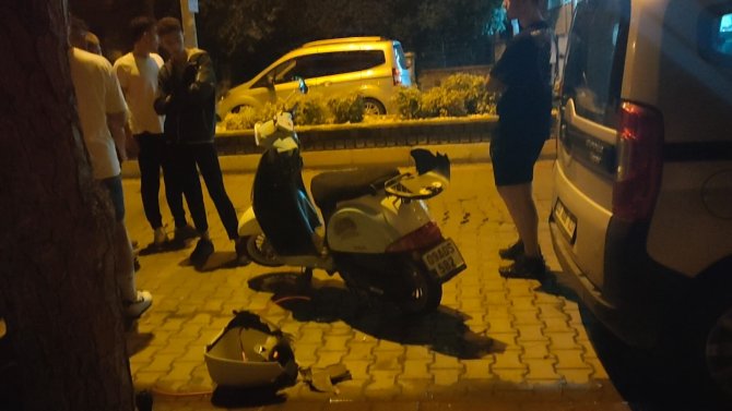 Otomobilinin önüne kattığı motosikleti 450 metre sürükledi