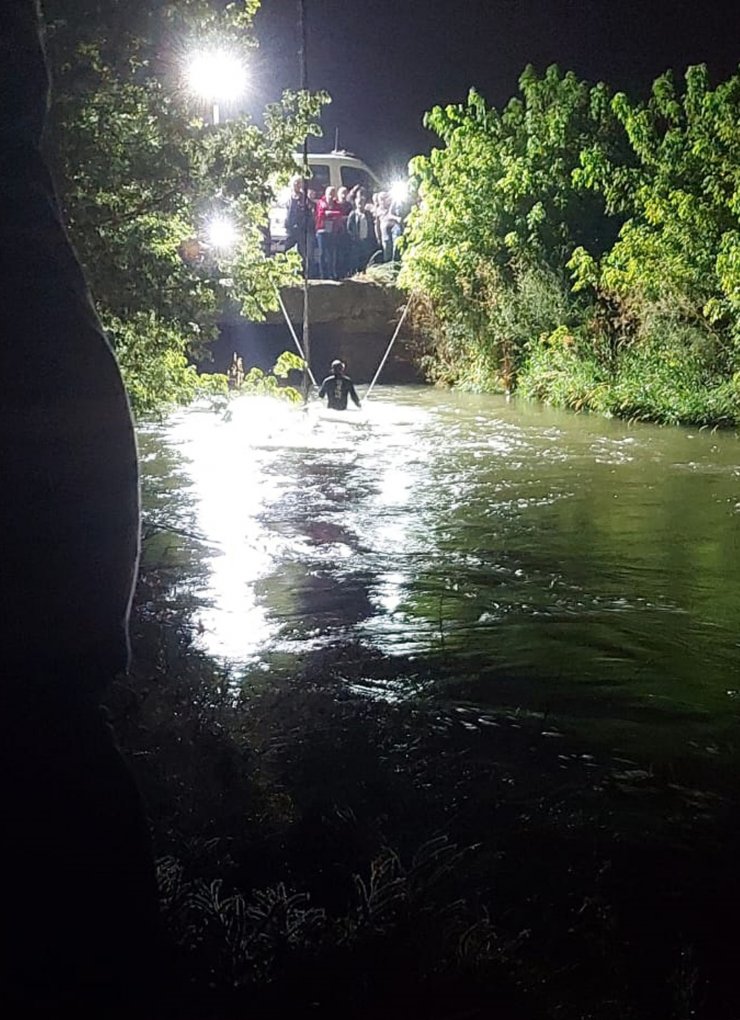 Otomobille uçtuğu sulama kanalında boğuldu