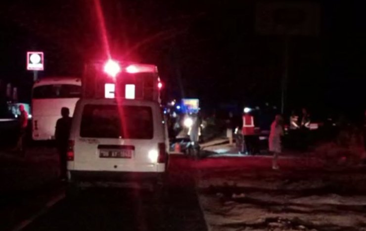 Otoyolda servis minibüsü TIR’a arkadan çarptı: 2 ölü, 1 yaralı