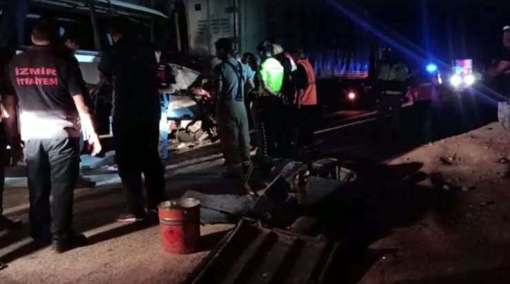 Otoyolda servis minibüsü TIR’a arkadan çarptı: 2 ölü, 1 yaralı