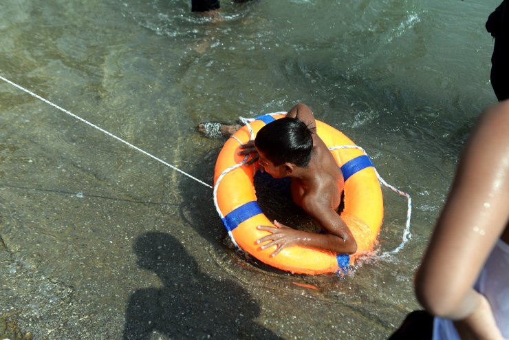 Polisler, sulama kanalından çıkarttıkları çocukları havuza götürdü