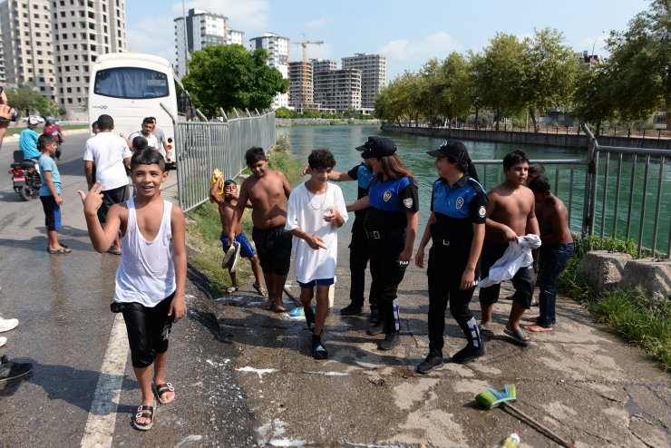 Polisler, sulama kanalından çıkarttıkları çocukları havuza götürdü