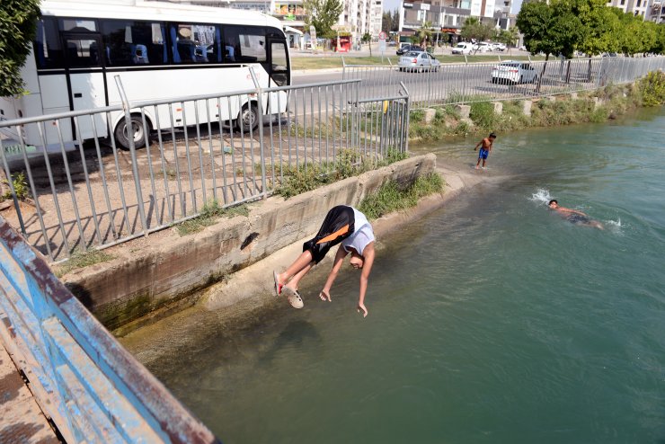 Polisler, sulama kanalından çıkarttıkları çocukları havuza götürdü
