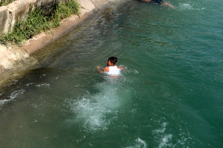 Polisler, sulama kanalından çıkarttıkları çocukları havuza götürdü