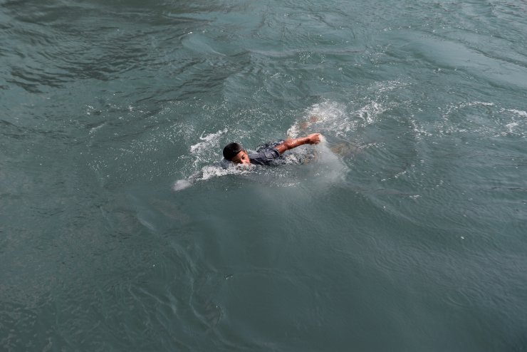 Polisler, sulama kanalından çıkarttıkları çocukları havuza götürdü