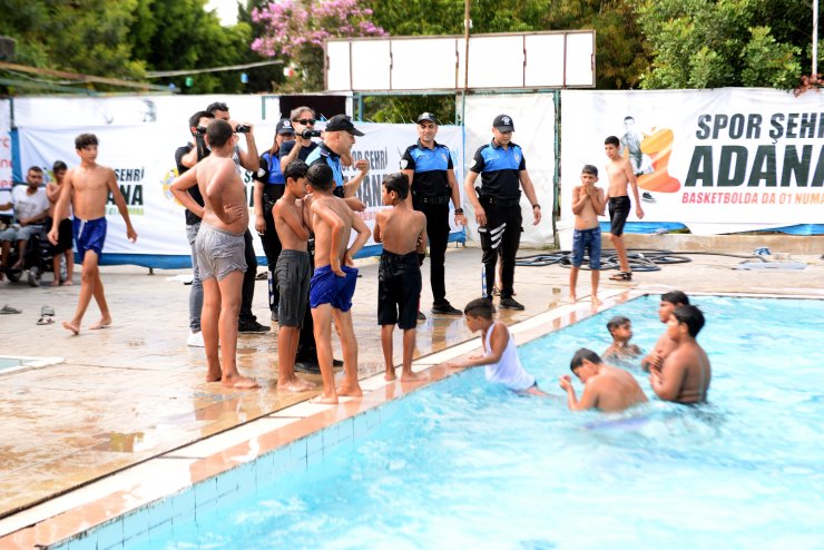 Polisler, sulama kanalından çıkarttıkları çocukları havuza götürdü