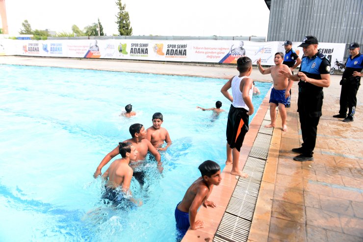 Polisler, sulama kanalından çıkarttıkları çocukları havuza götürdü