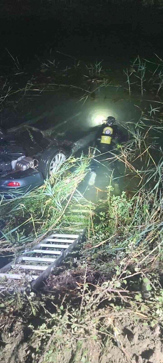 Su kanalına düşen otomobildeki 2 kişi hayatını kaybetti