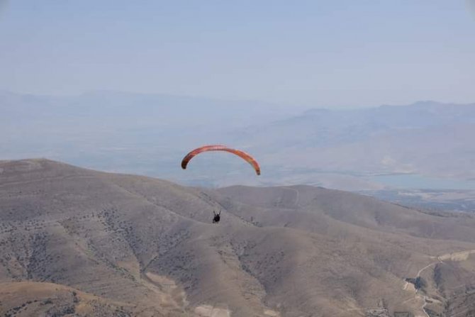 Yahyalı’da yamaç paraşütü deneme uçuşu gerçekleştirildi