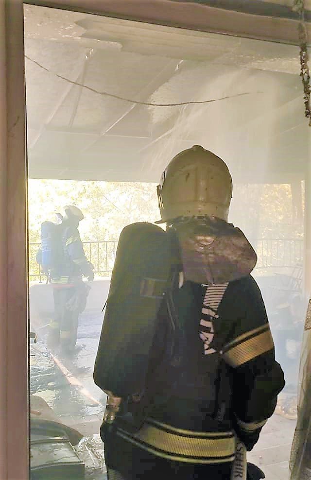 Yanan ev kullanılmaz hale geldi