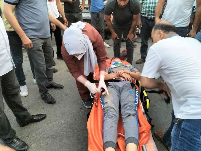 14 yaşındaki çocuğun kullandığı plakasız motosiklet kazaya karıştı