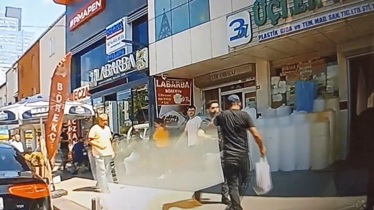 Ataşehir'de kadına saldırana çevredekiler müdahale etti