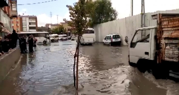 Avcılar'da yollar göle döndü, işyerlerine su bastı