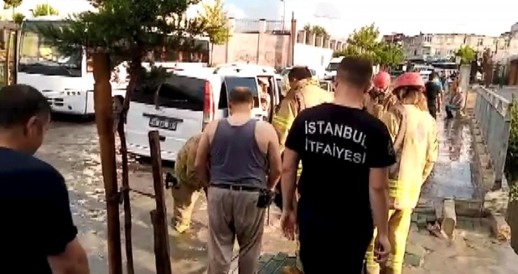 Avcılar'da yollar göle döndü, işyerlerine su bastı