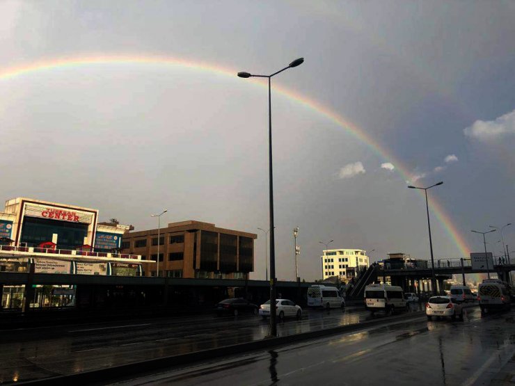 Avcılar'da yollar göle döndü, işyerlerine su bastı