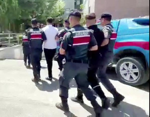 Bıçaklı kavgada 12 kişi yaralandı, 4 kişi tutuklandı