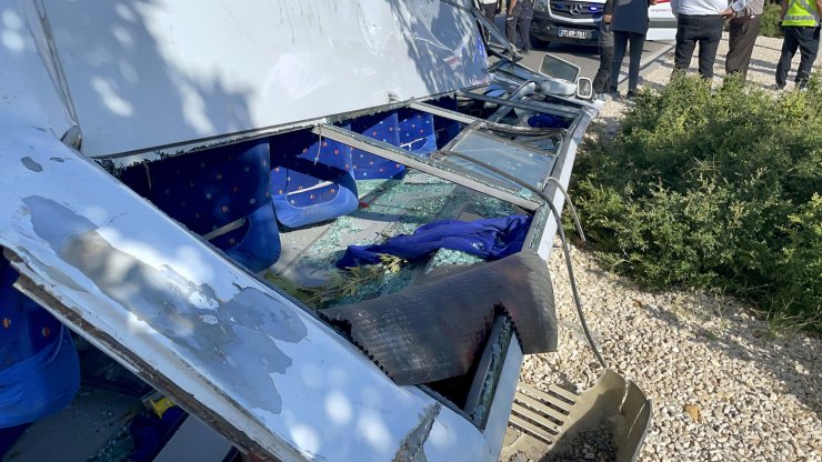 İşçi servisleri çarpıştı: 3'ü ağır, 22 yaralı