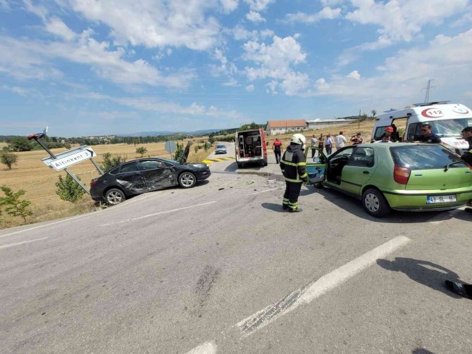 Gediz’de trafik kazası: 3 yaralı