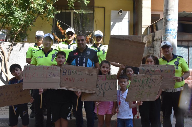 Kedileri ezen sürücülere pankartlı uyarı