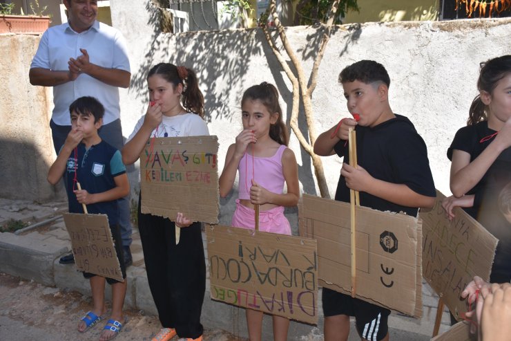 Kedileri ezen sürücülere pankartlı uyarı