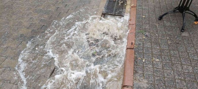 Meteoroloji sarı kodla uyarmıştı: Tekirdağ’da sokaklar göle döndü