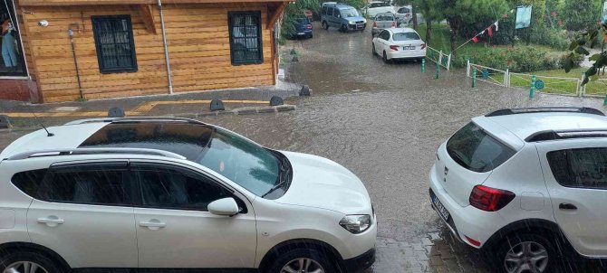 Meteoroloji sarı kodla uyarmıştı: Tekirdağ’da sokaklar göle döndü