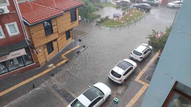 Meteoroloji sarı kodla uyarmıştı: Tekirdağ’da sokaklar göle döndü