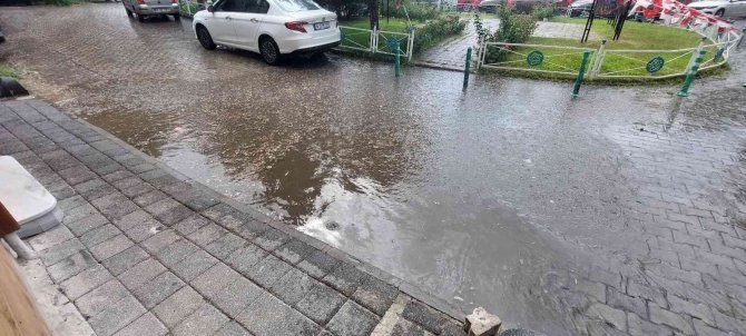 Meteoroloji sarı kodla uyarmıştı: Tekirdağ’da sokaklar göle döndü