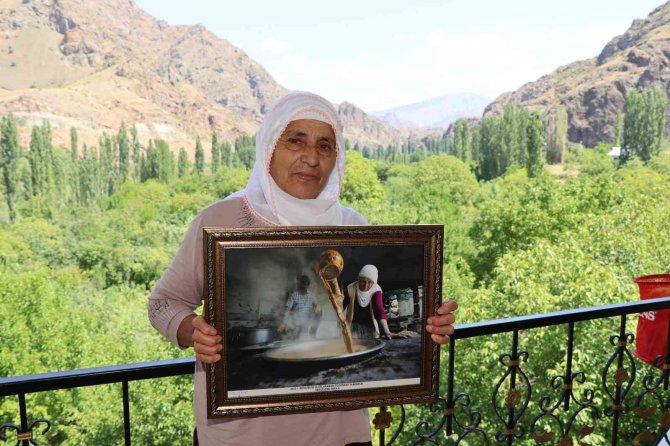 Ödül aldığı fotoğrafı sahibine hediye etti