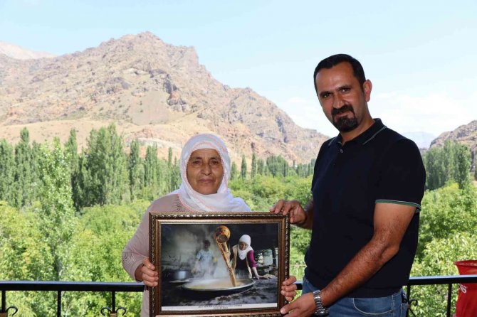 Ödül aldığı fotoğrafı sahibine hediye etti