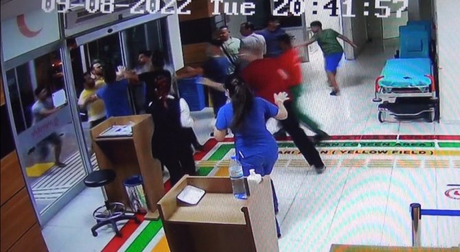 Önce eşini sonra sağlık çalışanlarını darp etti