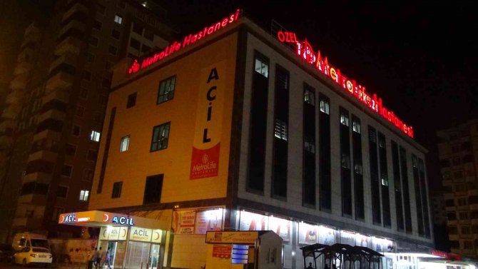 Önce eşini sonra sağlık çalışanlarını darp etti